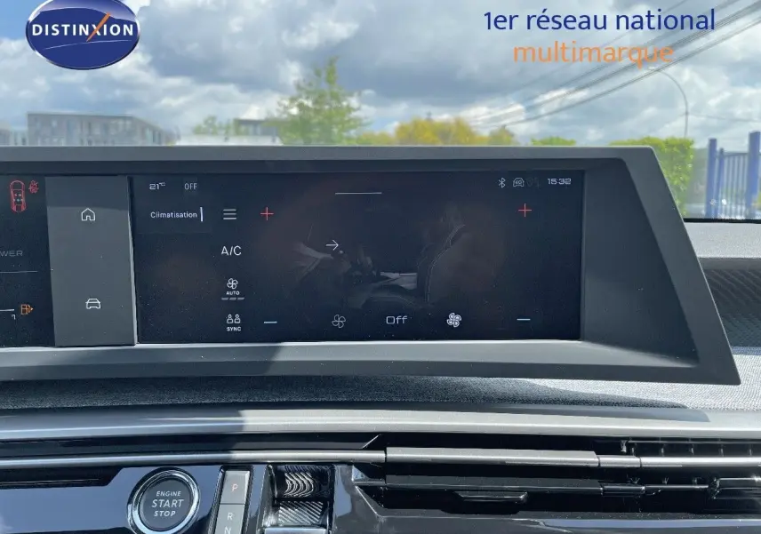 Écran tactile central et console du Peugeot 3008 Hybrid 136ch Allure 2025, ambiance intérieure moderne et épurée.