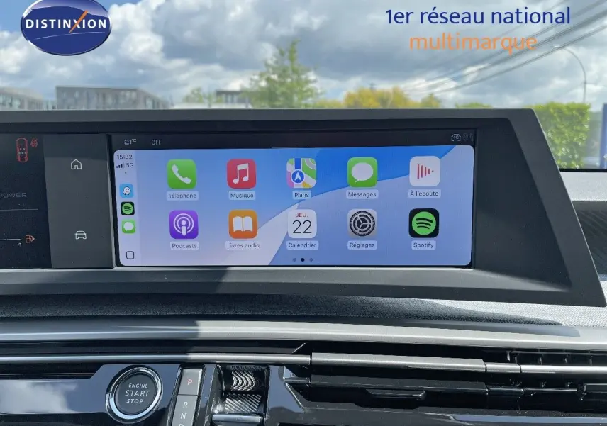 Tableau de bord du Peugeot 3008 Hybrid 136ch Allure 2025 avec écran tactile affichant applications connectées.