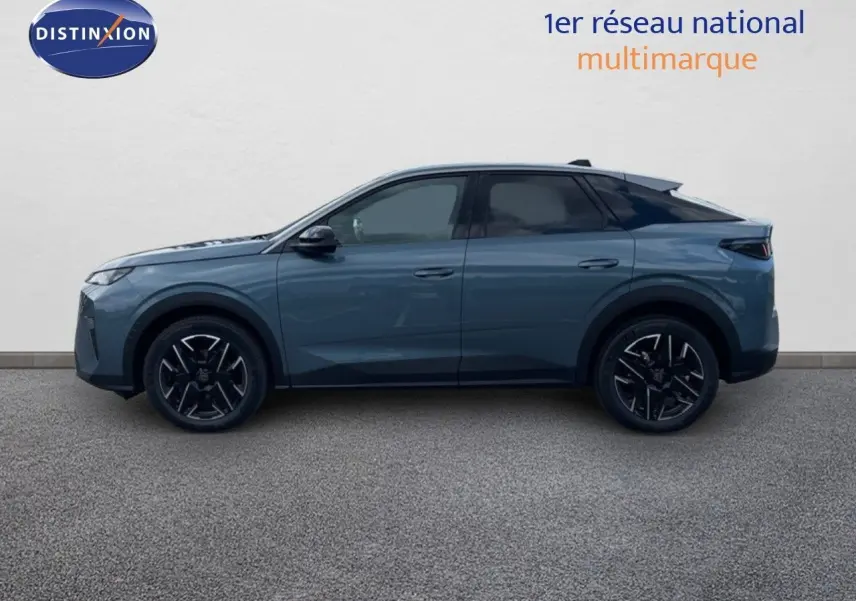 Profil côté gauche du Peugeot 3008 Hybrid 136ch Allure en bleu Ingaro Metal avec jantes noires biton.