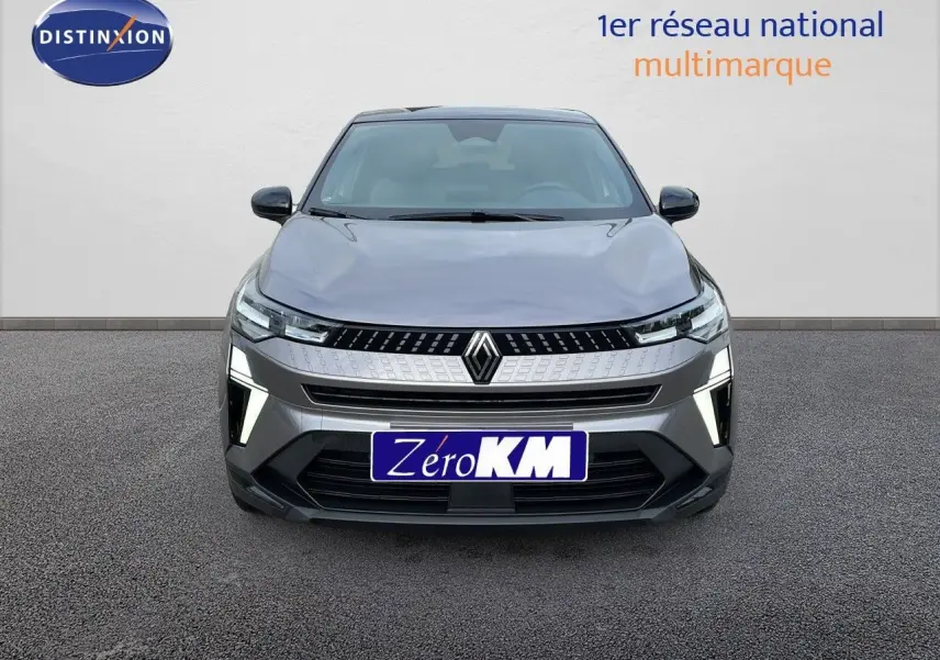 Vue de face du Renault Captur E-Tech hybride gris Cassiopée avec toit noir, feux LED allumés et calandre moderne.