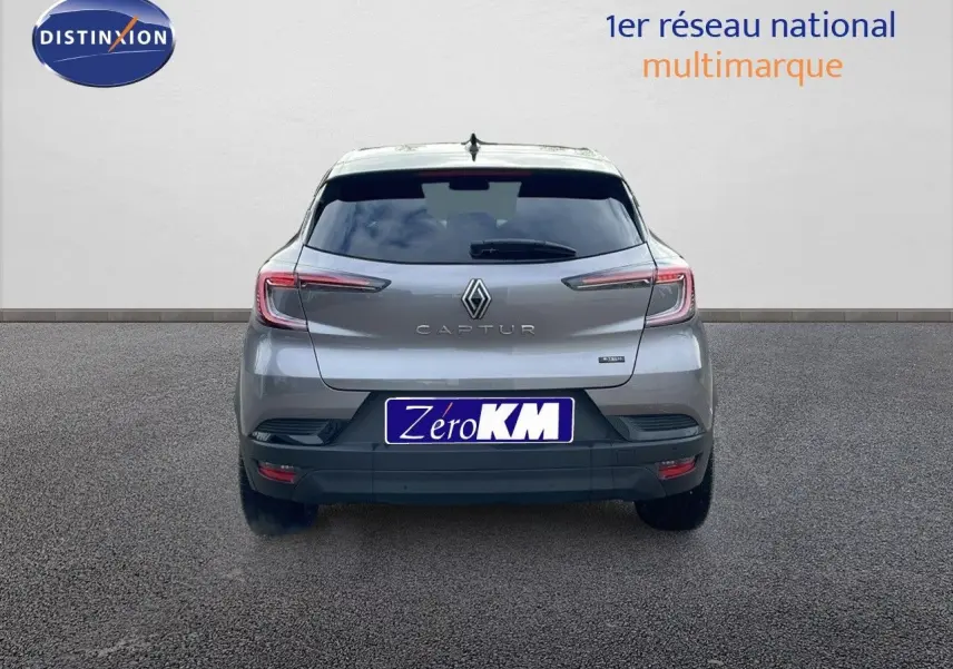 Vue arrière d'un Renault Captur gris Cassiopée métal avec toit noir, version hybride E-Tech 2025.