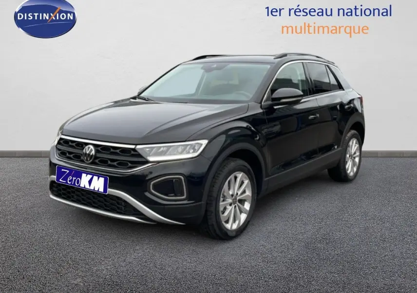 Volkswagen T-Roc noir grenadilla métal en 3/4 avant droit, avec calandre et jantes argentées visibles.