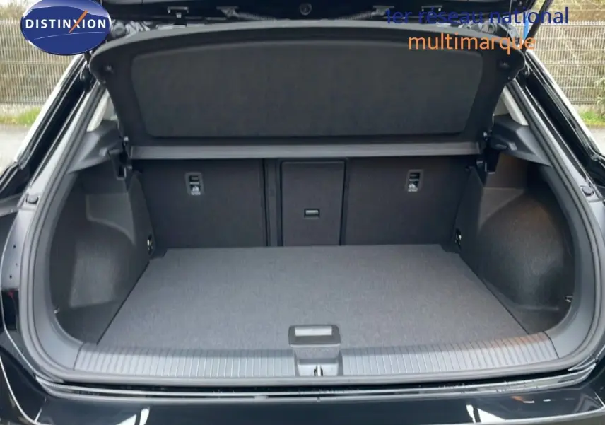 Coffre ouvert vu de l'arrière d'un Volkswagen T-Roc noir Grenadilla Metal, montrant un espace de chargement propre et spacieux.