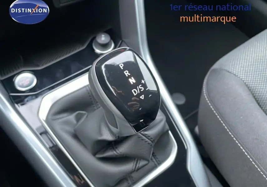 Le levier de vitesses automatique noir du Volkswagen T-Roc 1.5 TSI, vue rapprochée de la console centrale.