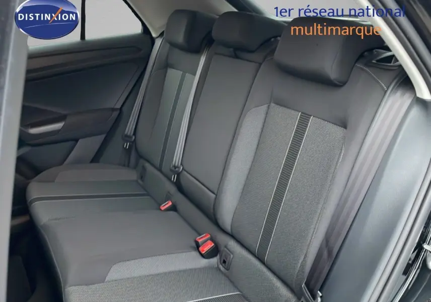 Vue intérieure côté droit sur la banquette arrière en tissu noir et gris du Volkswagen T-Roc 1.5 TSI 150CH DSG LIFE 30 YEARS.