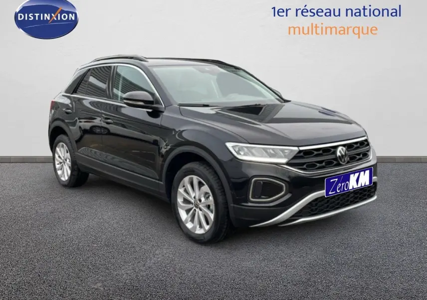 Volkswagen T-Roc noir grenadilla métal en 3/4 avant droit sur sol gris, avec jantes argentées et calandre distinctive.