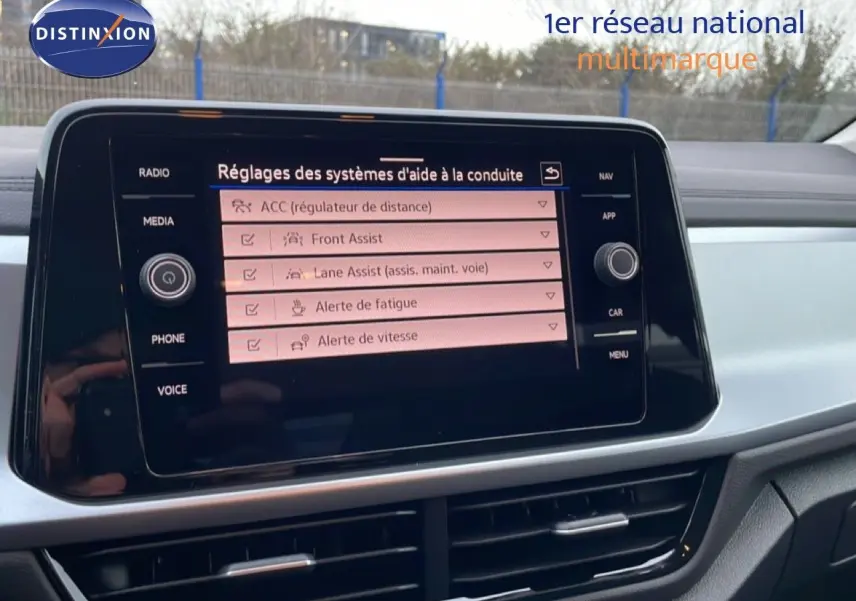 Écran central du Volkswagen T-Roc noir Grenadilla montrant les réglages d’aide à la conduite, vue intérieure frontale.