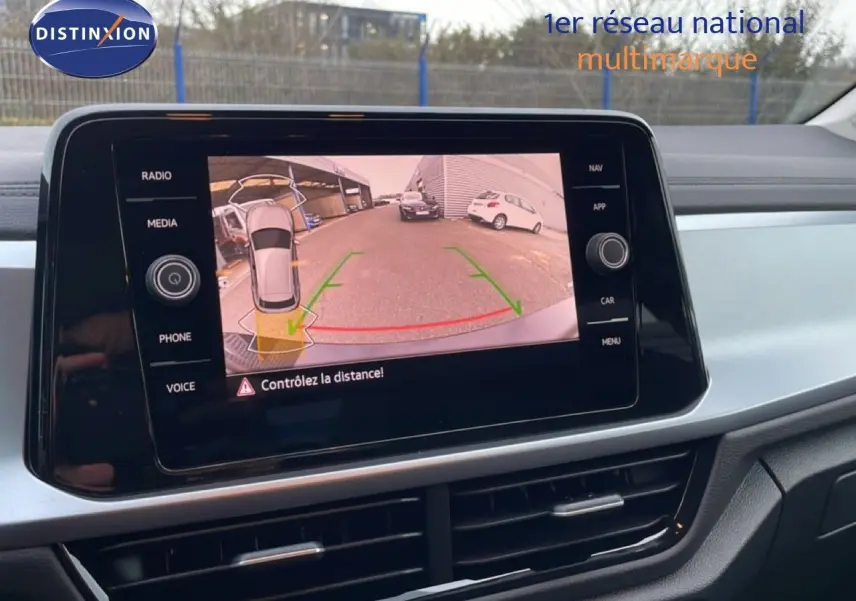 Vue intérieure sur l’écran de la caméra de recul du Volkswagen T-Roc noir Grenadilla, avec affichage des aides au stationnement.