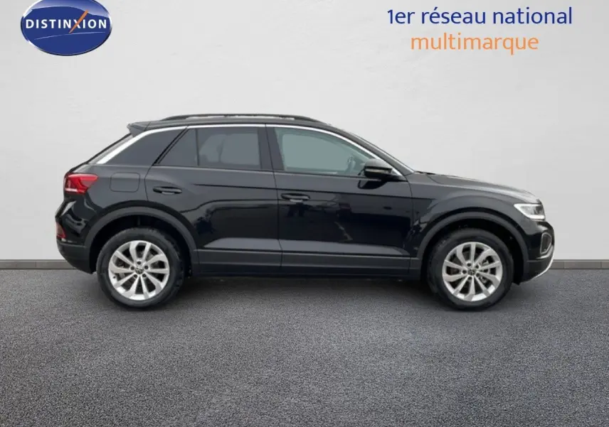 Vue de profil côté gauche d'un Volkswagen T-Roc noir grenadilla métallisé sur fond neutre.