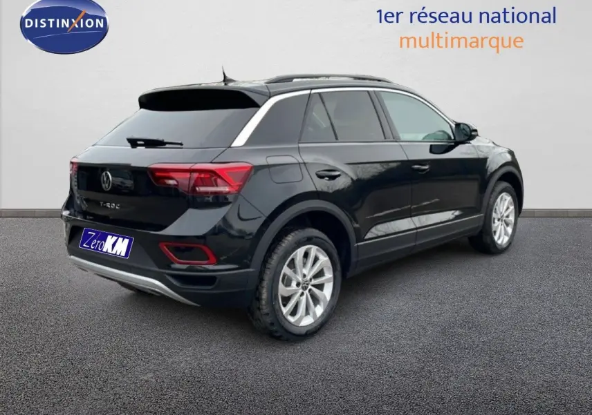 Volkswagen T-Roc noir grenadilla vu en 3/4 arrière droit, soulignant ses feux LED et jantes alliage.