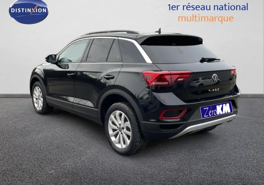 Vue 3/4 arrière d’un Volkswagen T-Roc noir grenadilla métallisé avec jantes argentées et détails chromés.