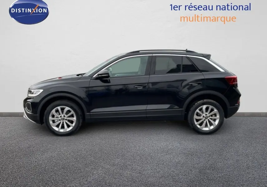 Vue de profil côté gauche d’un Volkswagen T-Roc noir Grenadilla métallisé, SUV compact avec jantes alliage et toit noir.
