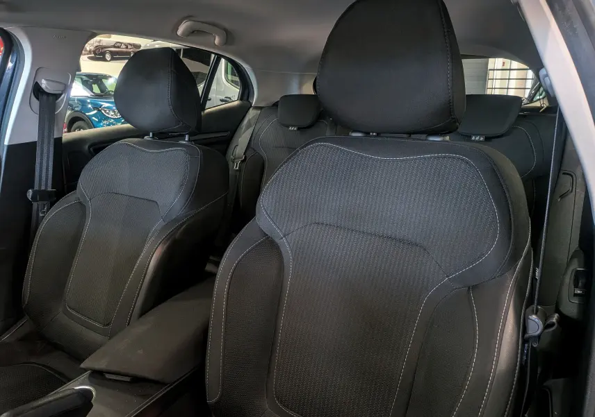 Vue intérieure des sièges avant en tissu noir de la Renault Mégane IV Berline 2022, version Blue dCi Business.