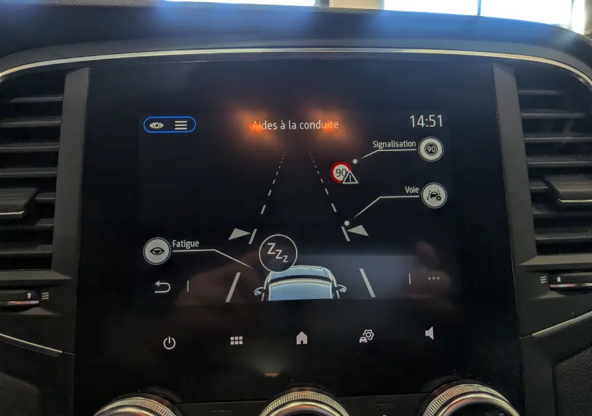 Écran central de la Renault Mégane IV Business 2022 montrant les aides à la conduite avec alertes fatigue et signalisation.