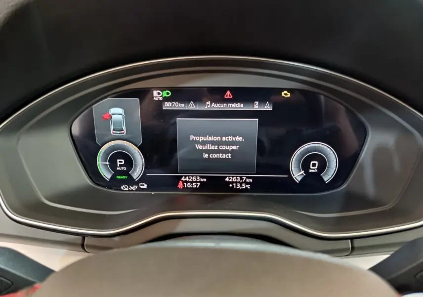 Tableau de bord numérique de l'Audi Q5 2023 hybride, affichant la vitesse à 0 km/h et message de propulsion activée.