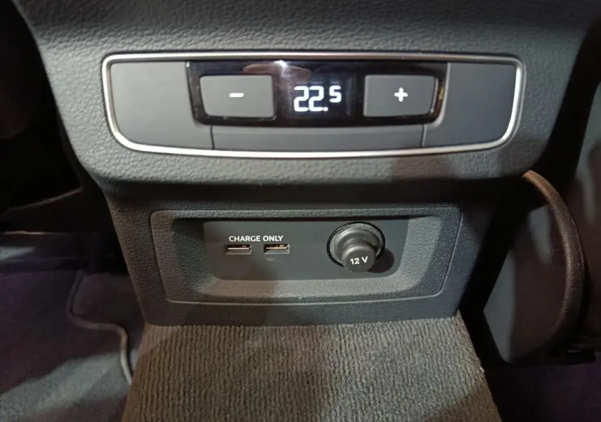 Détail de la console centrale de l'Audi Q5 2023 hybride rechargeable, montrant la commande de température à 22,5°C et prises USB charge only.