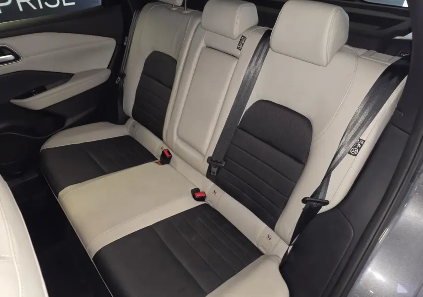 Vue intérieure de la banquette arrière bicolore noir et gris clair du Nissan Qashqai 2024 côté droit.