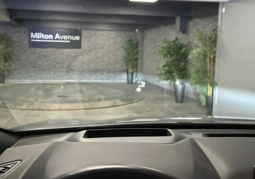 Vue intérieure du tableau de bord du Nissan Qashqai 1.5 e-Power 2024 avec affichage tête haute sur pare-brise.