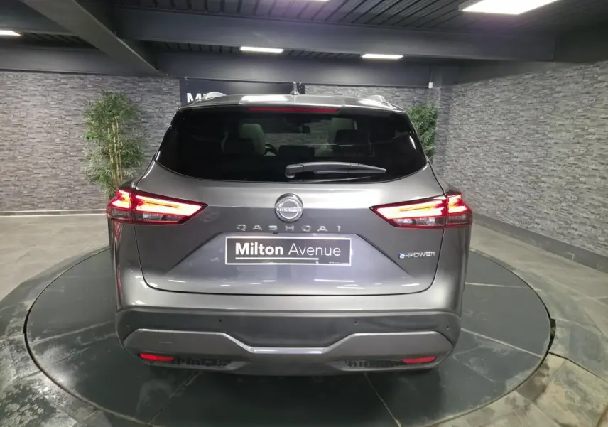 Vue arrière d'un Nissan Qashqai 1.5 e-Power gris avec feux LED allumés et badge e-POWER visible.