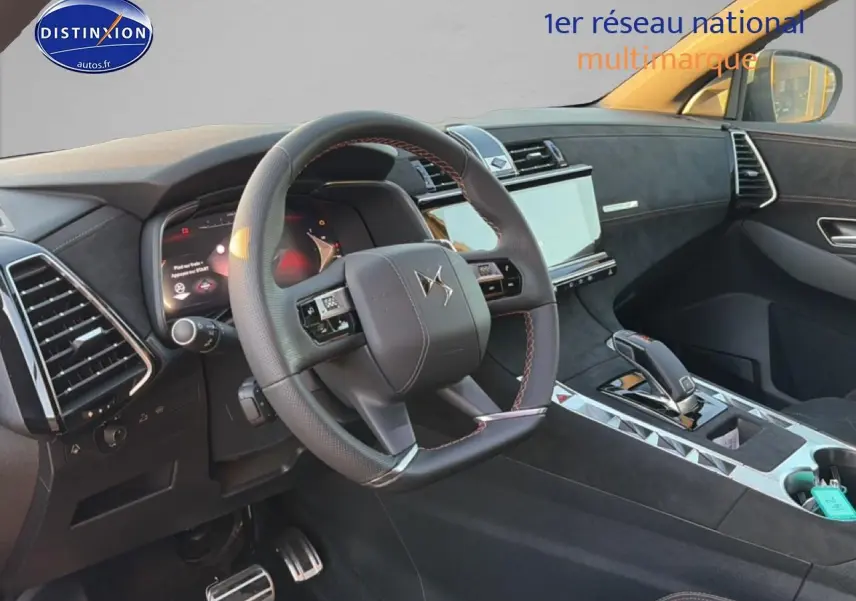 Vue intérieure côté conducteur du DS7 1.5 BlueHDi 130 noir, volant cuir avec surpiqûres rouges et écran tactile central.