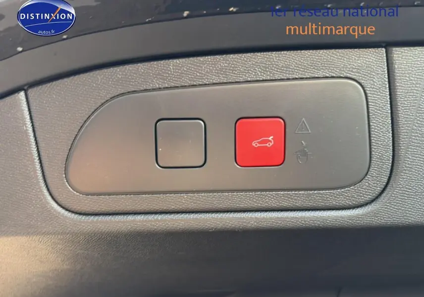 Boutons de commande du hayon électrique sur panneau intérieur du coffre d'un DS7 noir, vue rapprochée.