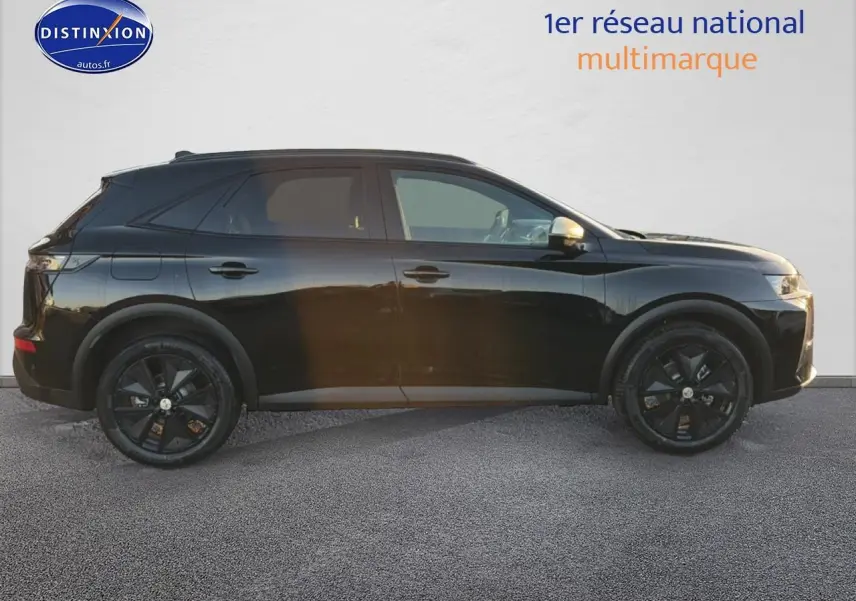 DS7 1.5 BlueHDi 130 noir vue de profil côté gauche avec jantes noires et vitres surteintées.