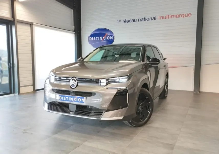 Citroën C5 Aircross gris platine vue 3/4 avant en intérieur avec jantes noires et calandre brillante.