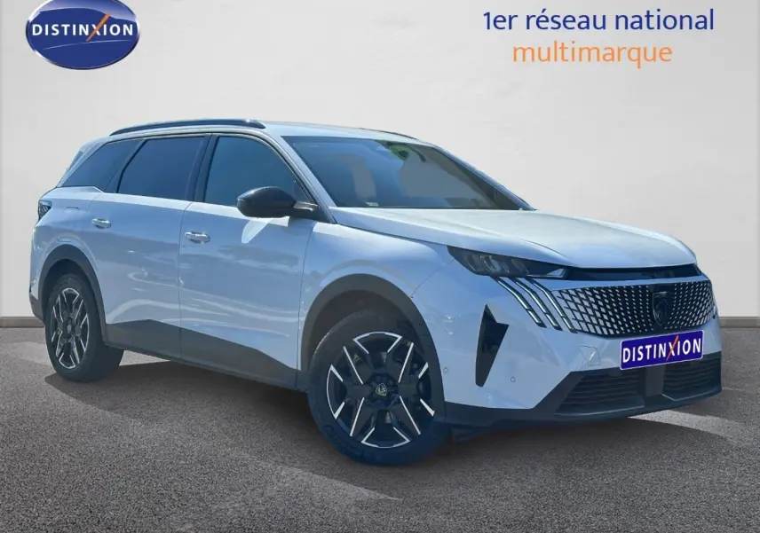 Peugeot 5008 Hybrid blanc Okénite en vue 3/4 avant droit, avec jantes alliage et vitres arrière surteintées.