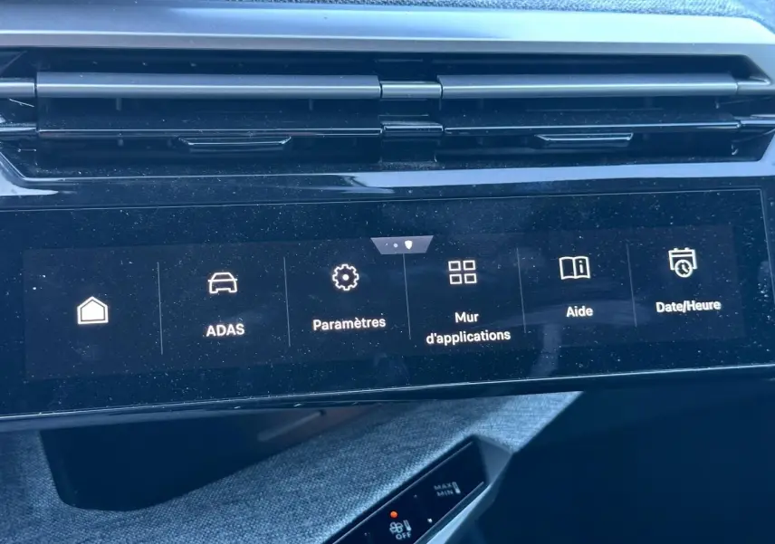 Écran tactile central du tableau de bord du Peugeot 5008 Hybrid blanc, affichant le menu des paramètres ADAS.