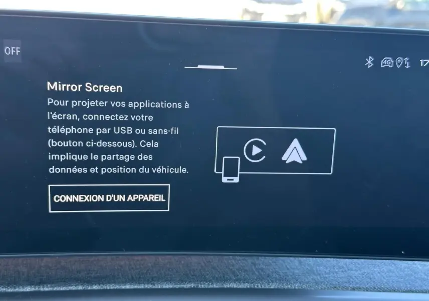 Écran tactile intérieur du Peugeot 5008 Hybrid 145ch Allure, affichant l'interface Mirror Screen.
