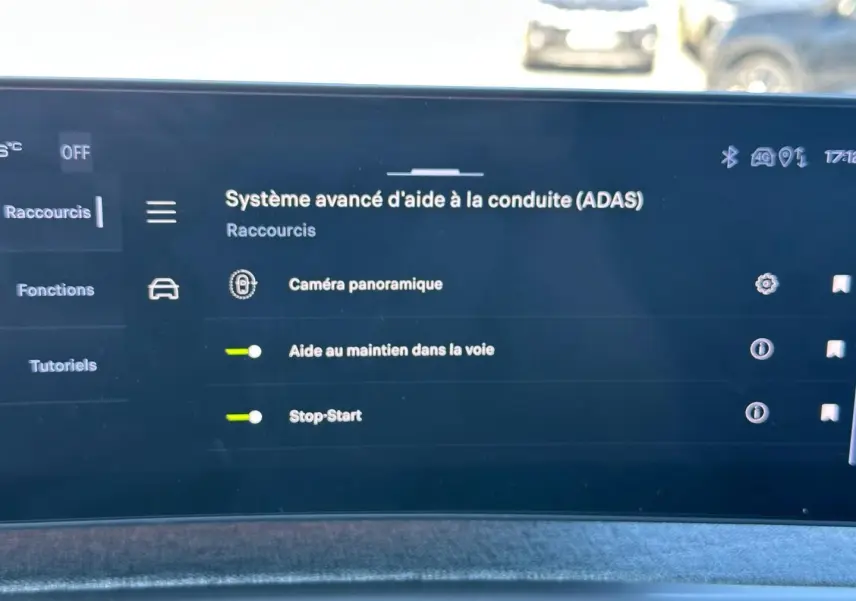 Écran tactile intérieur du Peugeot 5008 Hybrid blanc, affichant les options avancées d'aide à la conduite.
