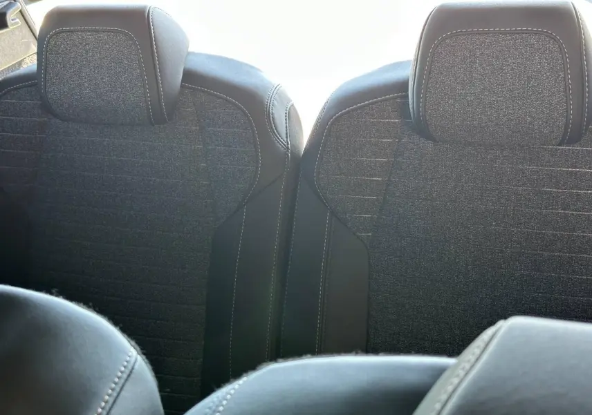 Vue rapprochée des sièges arrière en tissu gris et cuir noir du Peugeot 5008 Hybrid 145ch Allure 2025.