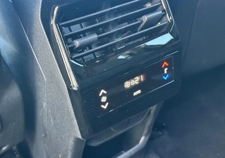 Vue rapprochée de la commande de climatisation arrière noire dans l’habitacle du Peugeot 5008 blanc Okénite.