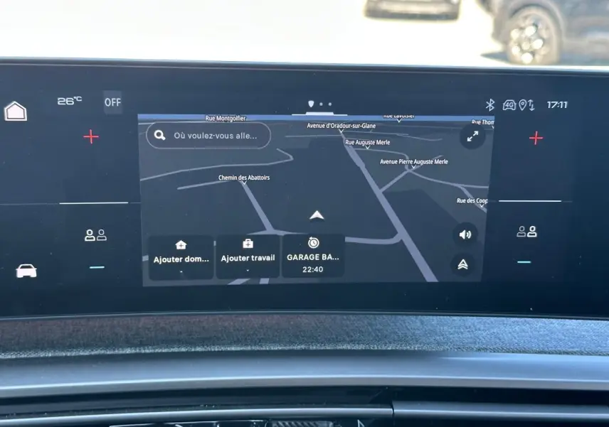 Écran tactile central du Peugeot 5008 Hybrid blanc, affichant la navigation avec carte et commandes climatiques.