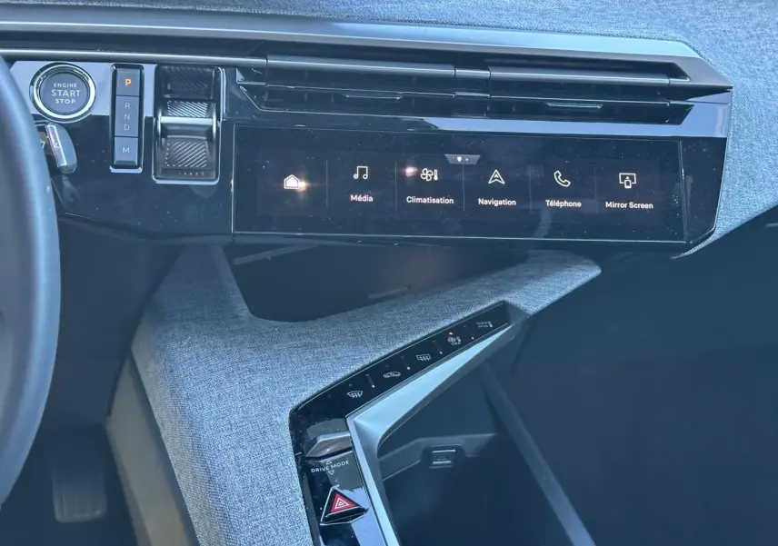 Tableau de bord intérieur du Peugeot 5008 Hybrid 2025, vue de face, avec écran tactile et finition tissu gris.