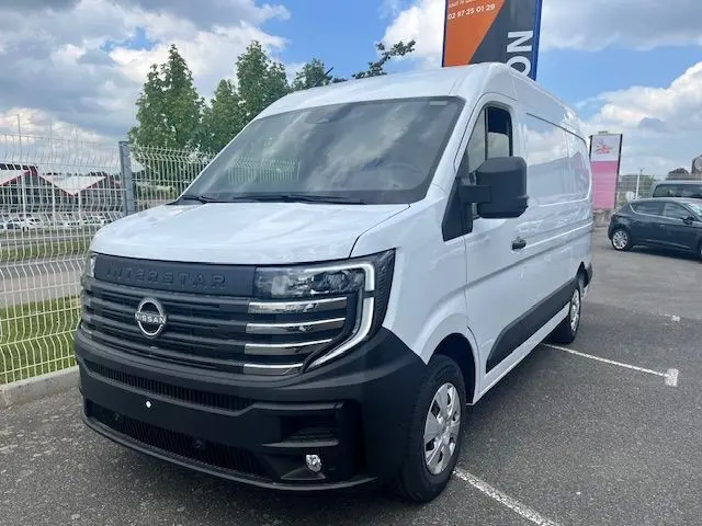 Fourgon blanc Nissan Interstar Tekna 2025 vu en 3/4 avant droit, avec calandre noire distinctive et phares LED.