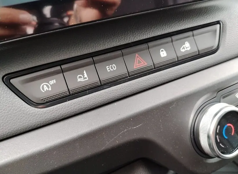 Vue rapprochée des boutons de commande sur la planche de bord noire du Nissan Interstar Fourgon blanc.
