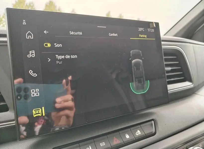 Écran tactile intérieur du Nissan Interstar Fourgon 2026 montrant les réglages sonores et l’aide au stationnement.