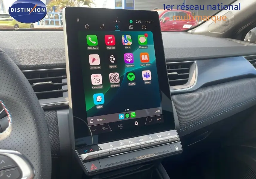 Vue intérieure centrée sur l'écran tactile du tableau de bord du Renault Captur gris Cassiopée toit noir 2025.