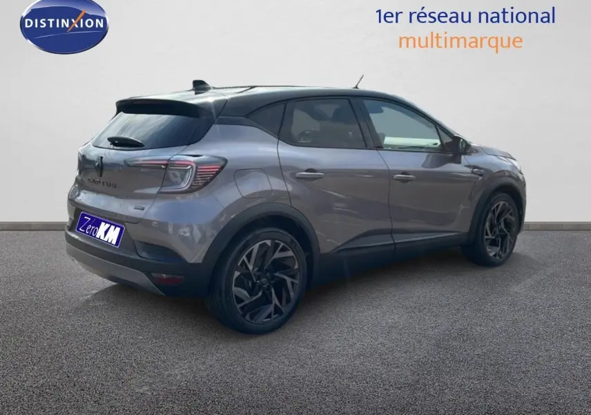 Vue 3/4 arrière droite d'un Renault Captur E-Tech hybride gris Cassiopée avec toit noir et jantes noires.