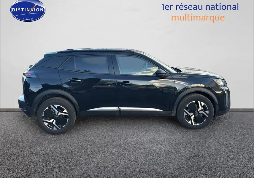 Profil droit d'un Peugeot 2008 noir 2025 avec jantes alu et vitres arrière teintées sur fond neutre.