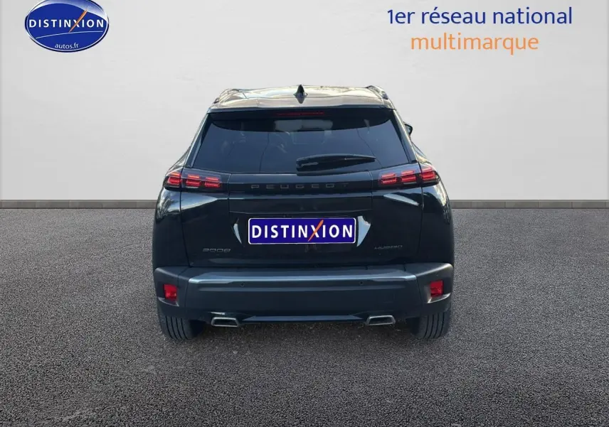 Vue arrière d'un Peugeot 2008 noir 2025 avec feux LED et double sortie d'échappement chromée.