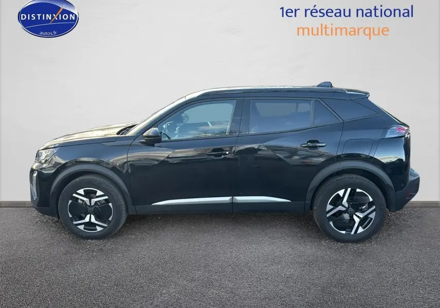 Profil droit d’un SUV Peugeot 2008 noir 2025 avec jantes alu et vitres arrière teintées sur fond neutre.