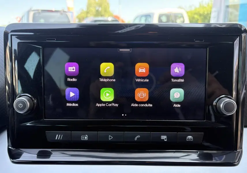 Écran tactile central du SEAT Arona 2024 affichant les options Apple CarPlay et aides à la conduite.