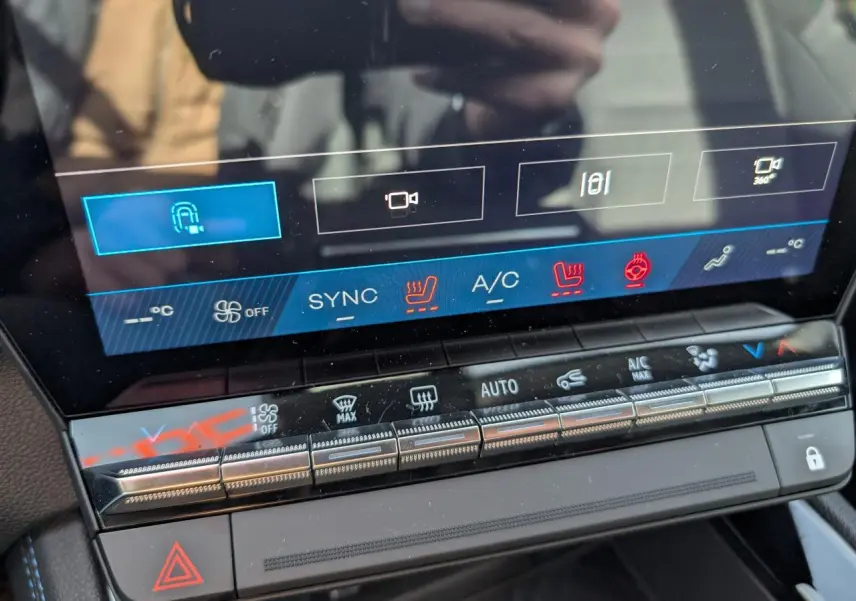 Détail de la console centrale tactile et boutons de climatisation du Renault Austral gris métallisé Esprit Alpine.