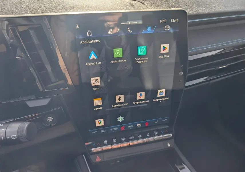 Vue rapprochée de l'écran tactile central du Renault Austral 2025, affichant les applications Android Auto et Apple CarPlay.