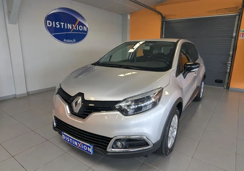 Image promotionnelle sans véhicule visible, uniquement texte et logo du distributeur Distinxion.