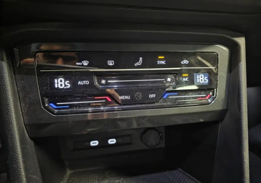 Panneau de climatisation automatique tri-zone avec affichage digital et deux ports USB-C dans un Volkswagen Tiguan gris 2023.