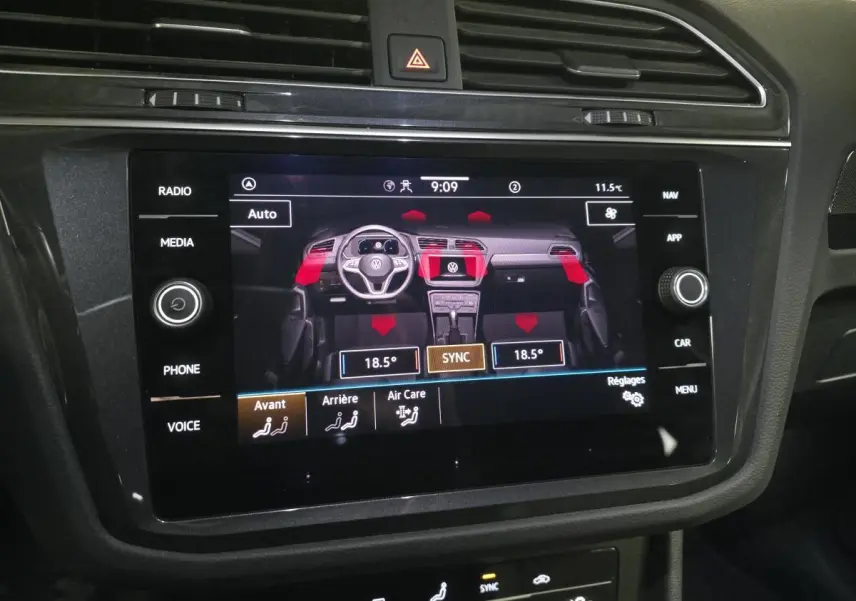 Écran tactile central du Volkswagen Tiguan gris 2023 montrant les réglages de climatisation automatique tri-zone.
