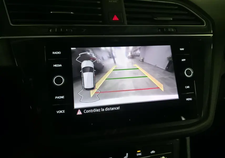 Écran tactile central du Volkswagen Tiguan gris 2023 montrant la caméra de recul avec guidage de trajectoire.